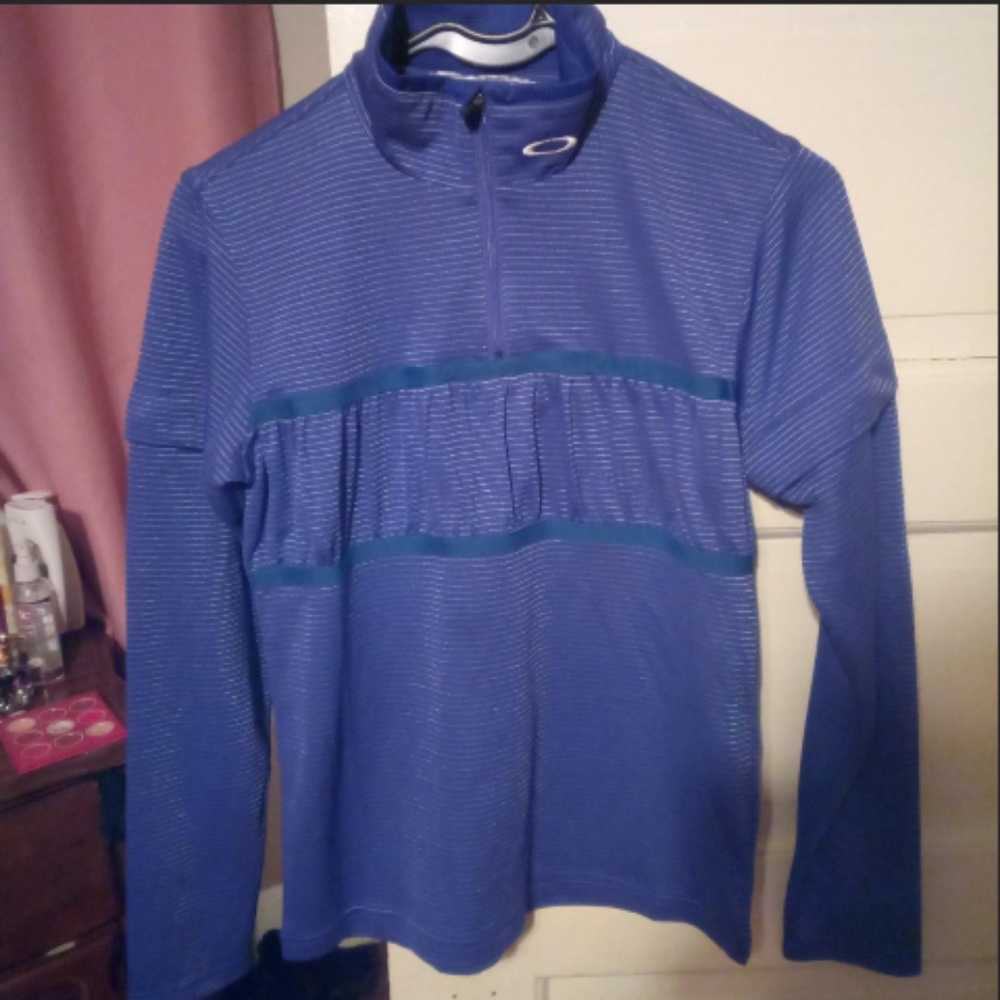 Oakley top size M